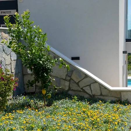 Villa Korala - Luxe Met 4 Dubbele En Prive Zwembad Vinišće